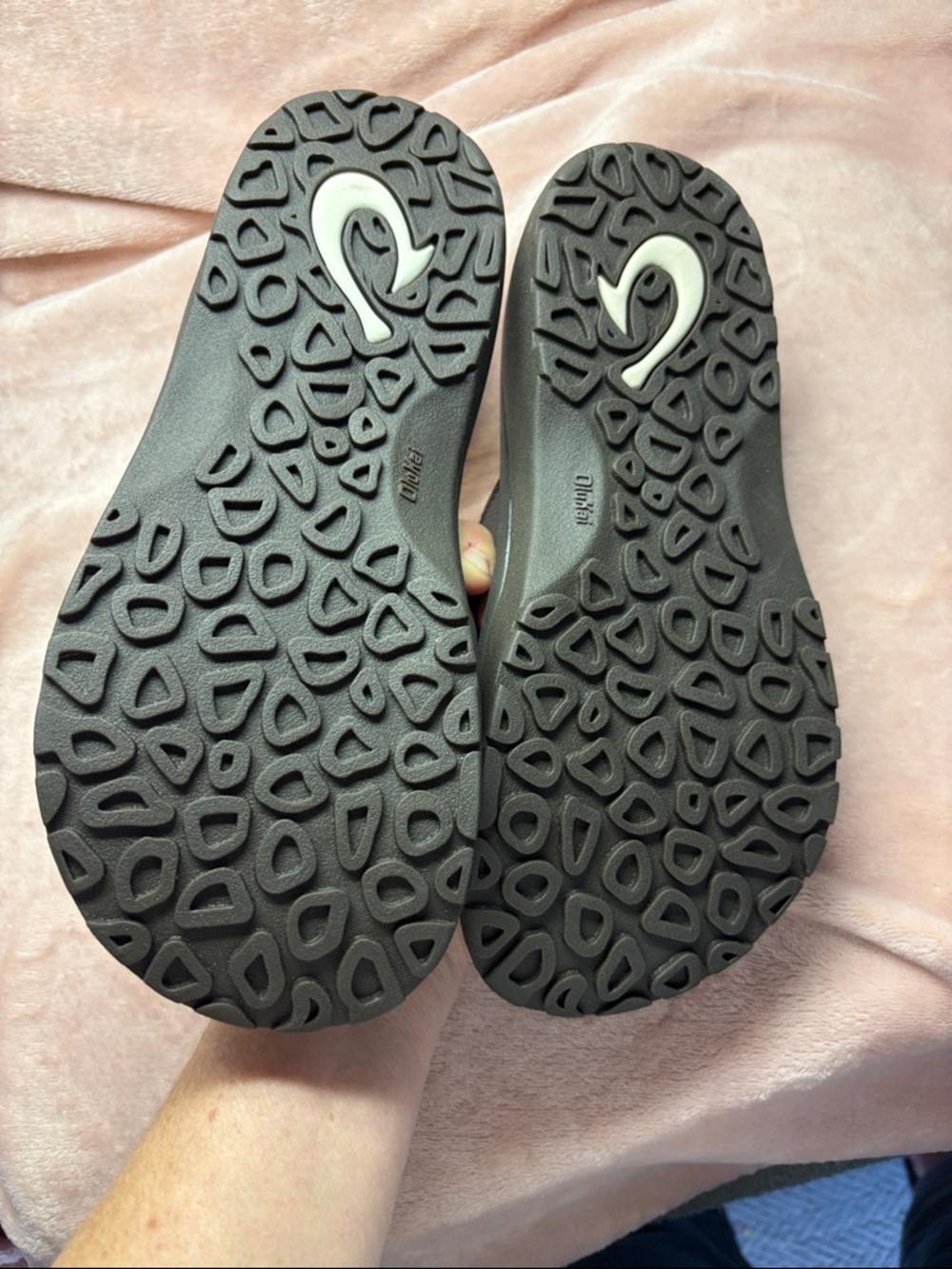 NWT OluKai Men's Brown Leather-Style Thong Sandals with Navy Accents - Picture 5 of 5